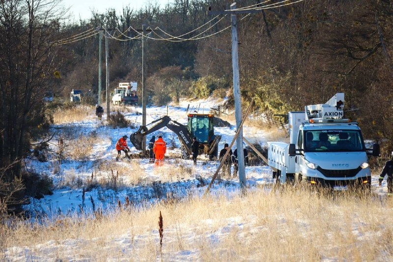 Trabajos de reemplazo de postes y refuerzo eléctrico en Tolhuin
