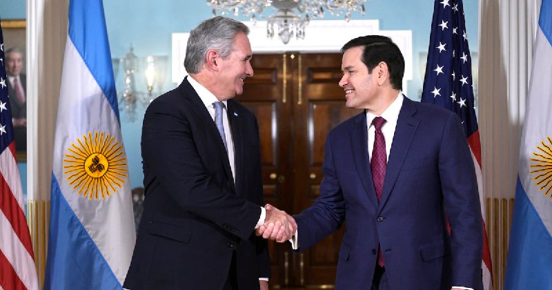 El gobierno argentino se alinea con Washington en la ofensiva global contra el «terrorismo de izquierda» y la oposición exige respuestas en el Congreso