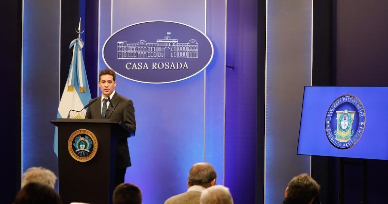 Un disparo en el propio pie: la inesperada proyección oficial que descolocó al mercado y reavivó la grieta cambiaria