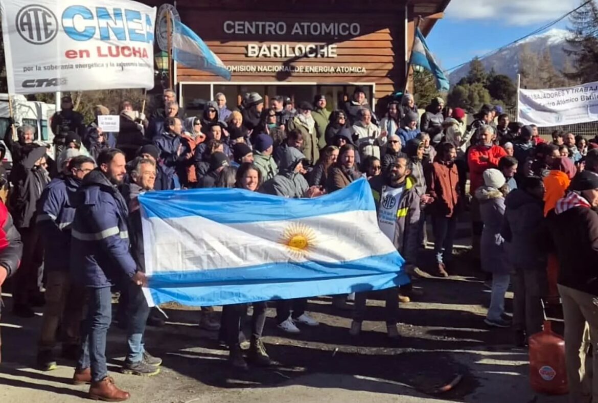 Desguace Atómico: El Gobierno Recorta Casi un 60% la Estructura de la CNEA y los Trabajadores Denuncian un Plan de «Destrucción»