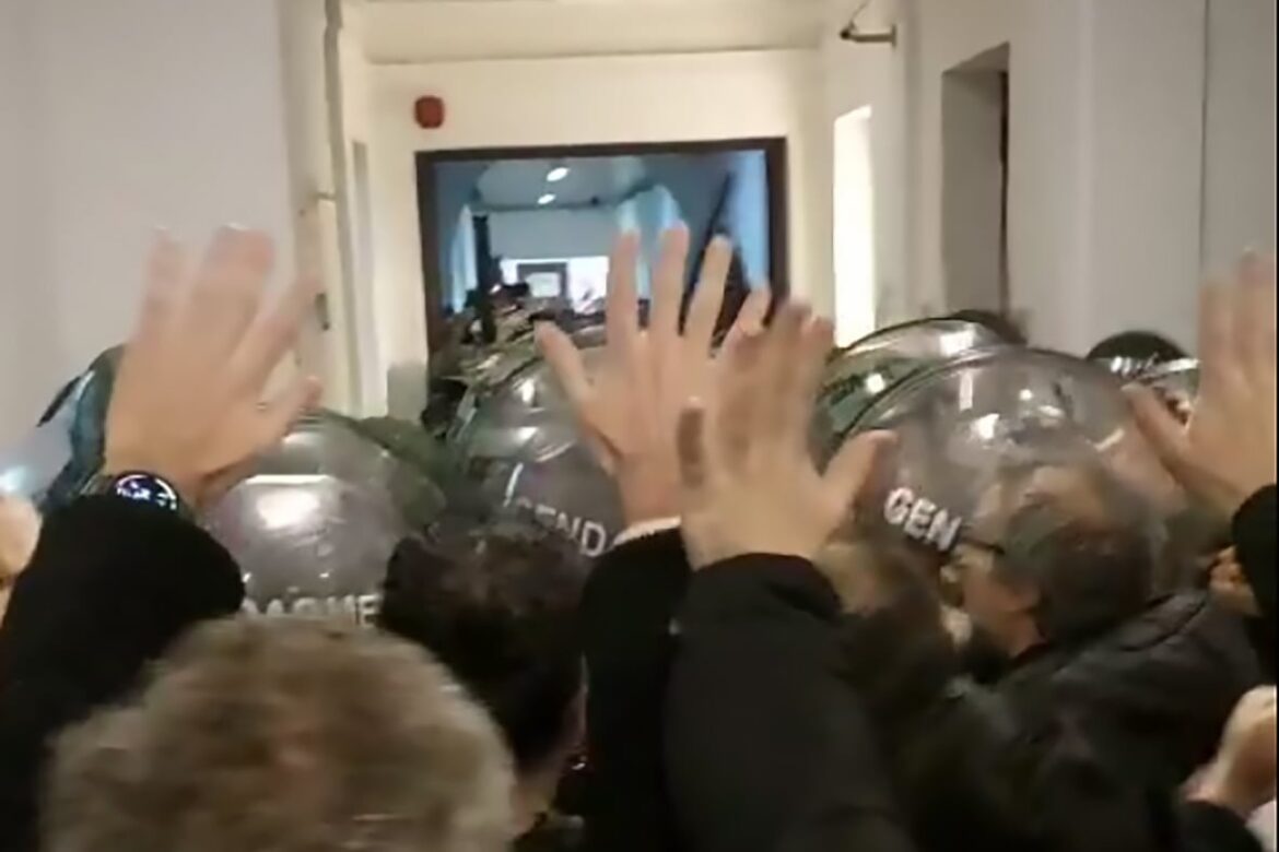 Milei profundiza el ajuste en la CNEA con despidos masivos mientras la Gendarmería reprime a los trabajadores