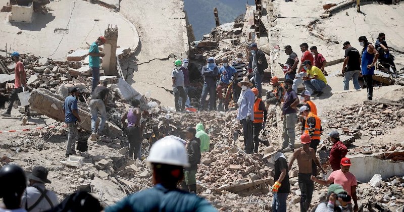 La esperanza se aferra a un hilo en La Guaira: milagros entre escombros mientras el duelo crece sin pausa