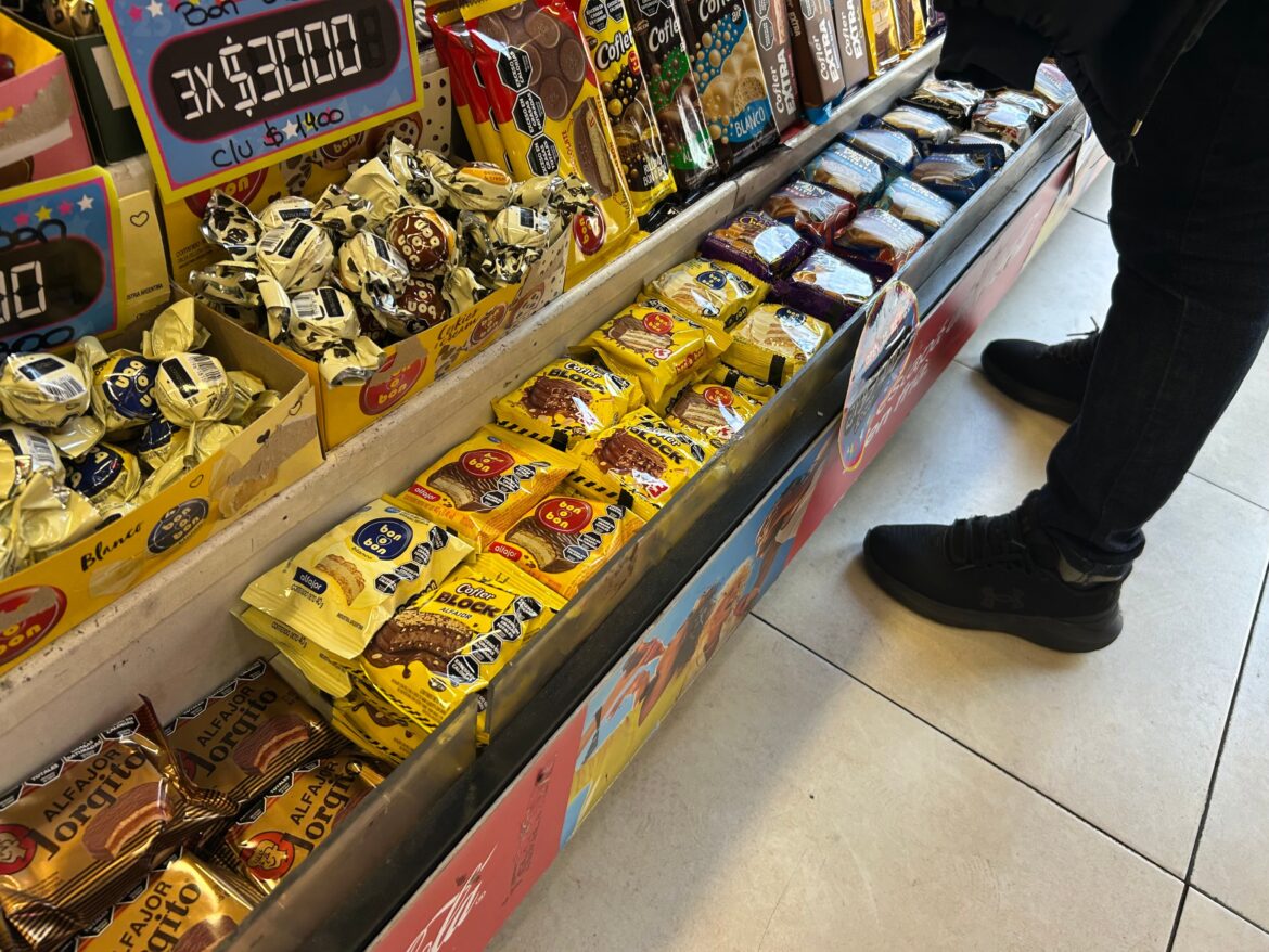 El alfajor, un refugio dulce en tiempos amargos: cómo la golosina más popular se convirtió en el sustituto del almuerzo para millones de argentinos