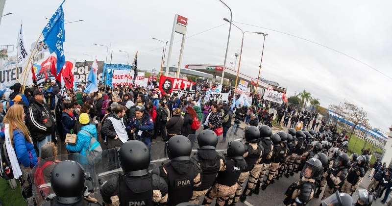 Represión y desamparo: Ardiente jornada de lucha popular contra el cierre del plan Volver al Trabajo