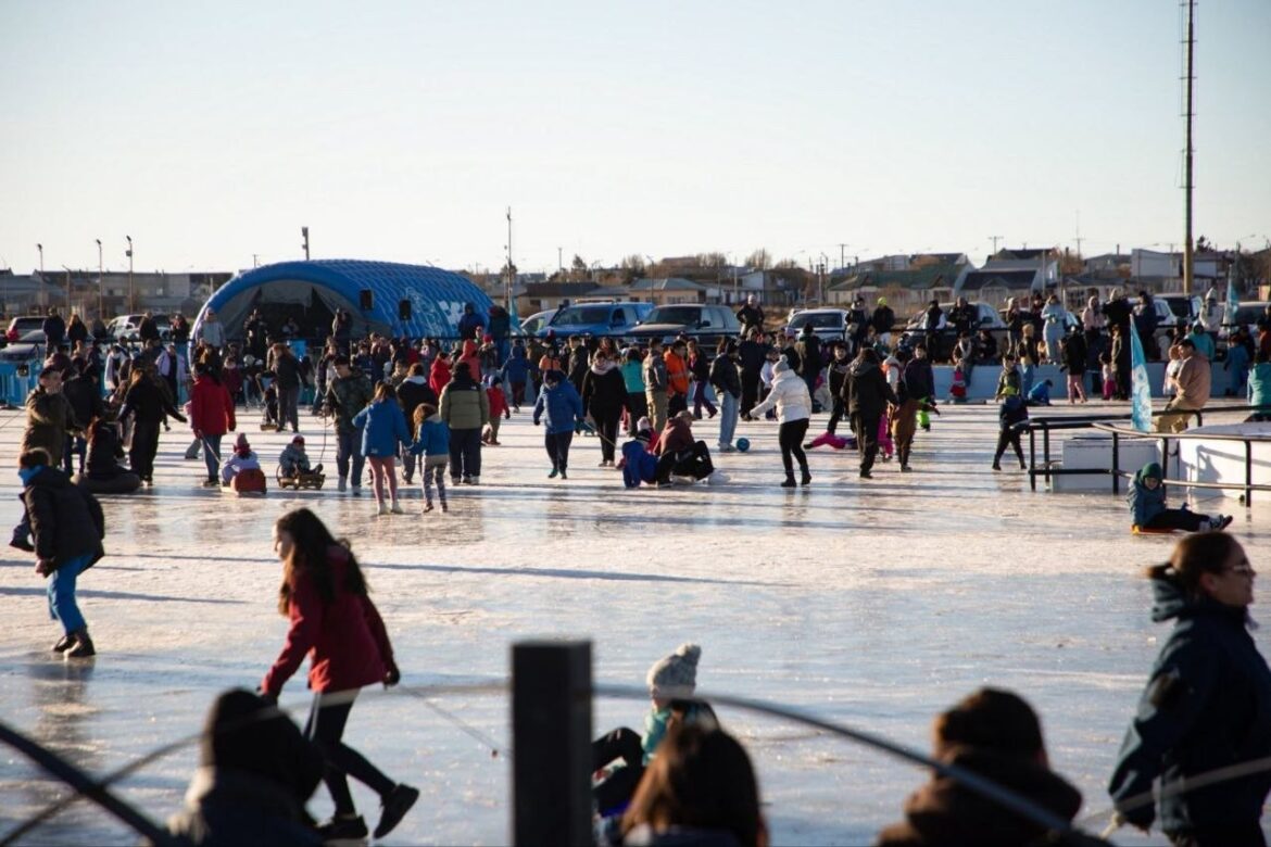 «INVIERNO ACTIVO»: SE EXTIENDEN LAS JORNADAS RECREATIVAS EN LA PISTA DE PATINAJE