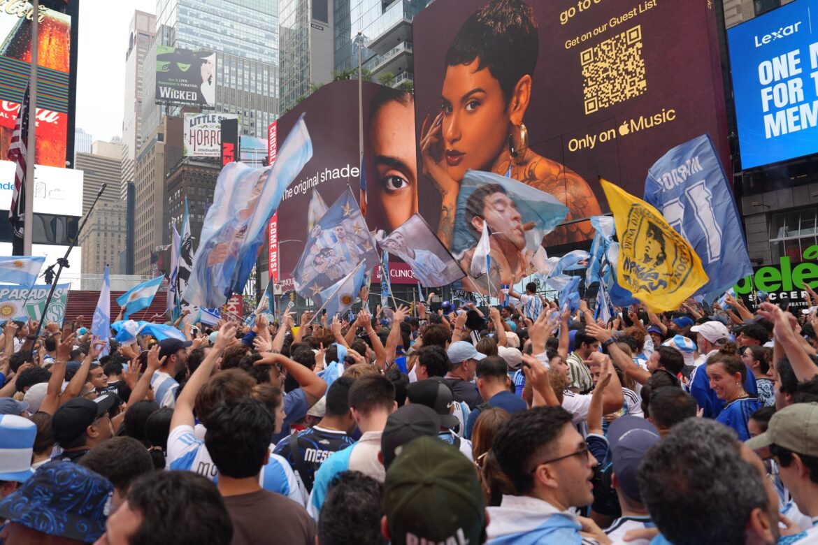 La marea albiceleste tiñe Manhattan: un banderazo histórico en el corazón de la urbe que nunca duerme