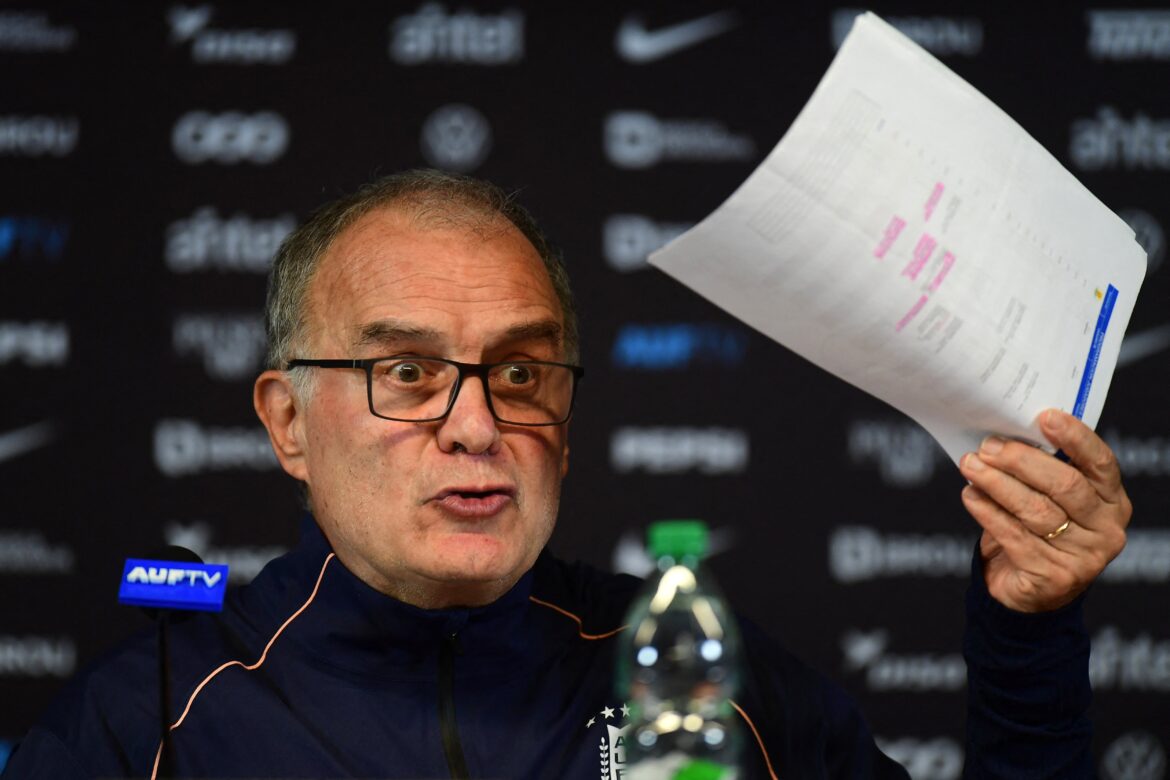 Bielsa pone fin a su ciclo en Uruguay: el adiós de un entrenador atormentado por la estadística y el afecto esquivo