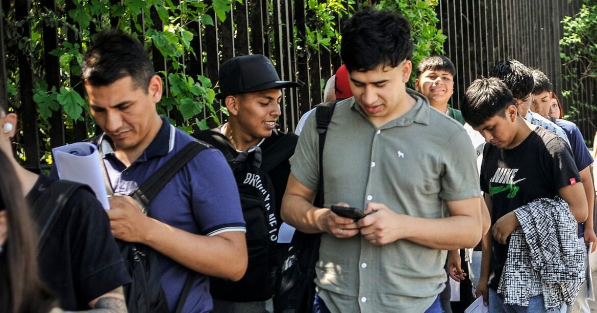 El peso de la incertidumbre: la juventud vulnerable argentina navega entre la precariedad laboral, la angustia cotidiana y un conservadurismo emergente