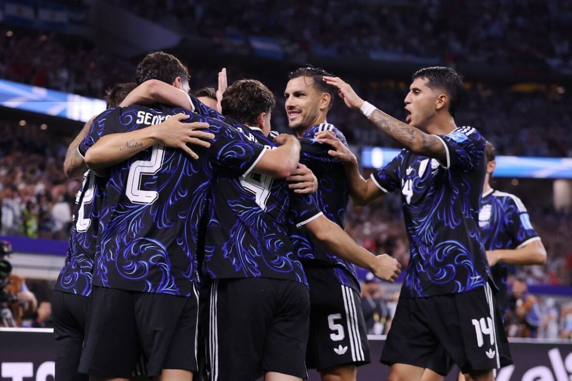La mística celeste y blanca se tiñe de azul: Argentina vestirá su camiseta alternativa ante Inglaterra en una semifinal con aroma a historia
