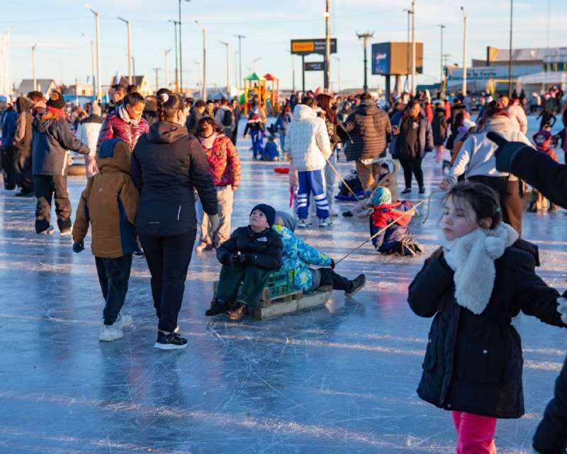 VENÍ A DISFRUTAR DE UNA TARDE SOBRE EL HIELO EN LA PISTA DE PATINAJE