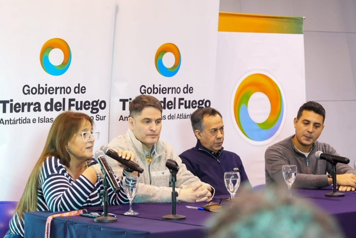 SE FIRMÓ EL CONTRATO PARA LA EJECUCIÓN DE LA RED ELÉCTRICA Y EL ALUMBRADO PÚBLICO DE CHACRA VIII EN RÍO GRANDE
