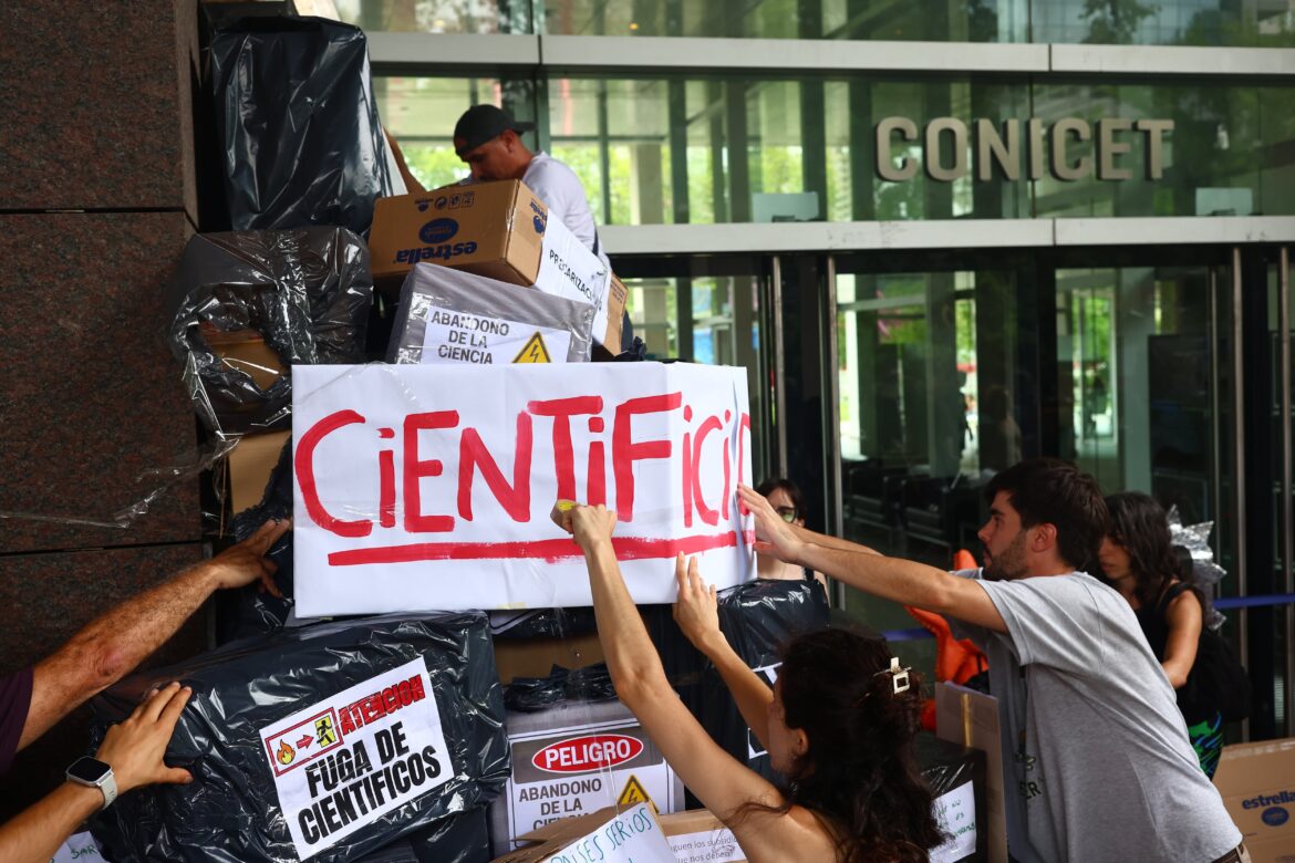 El éxodo silencioso de los cerebros: la ciencia argentina se desangra ante el desfinanciamiento y la fuga de sus jóvenes talentos