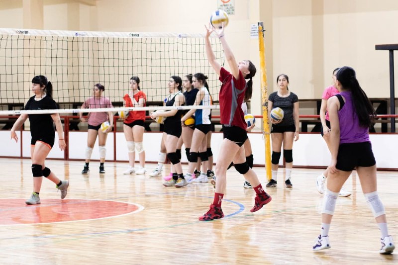 LA PRESELECCIÓN FEMENINA DE VÓLEY CONTINÚA SU PREPARACIÓN PARA LOS JUEGOS BINACIONALES DE LA ARAUCANÍA