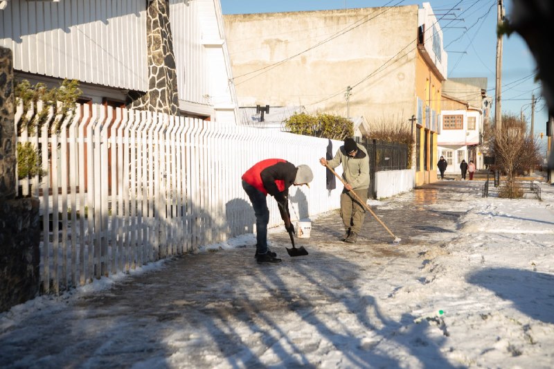 EL MUNICIPIO RECUERDA A LOS VECINOS FRENTISTAS MANTENER LAS VEREDAS LIMPIAS DE NIEVE, HIELO Y ESCARCHA