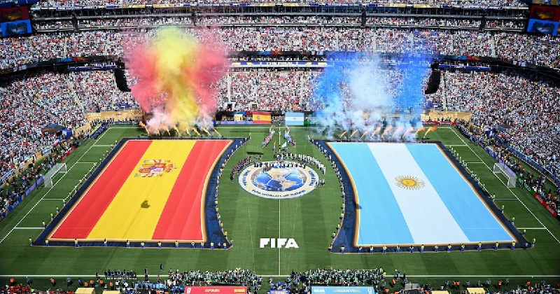 El gobierno negocia leyes polémicas mientras una nube de mentiras envuelve a la selección