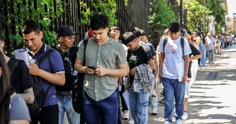 El crédito que encadena: la mora entre jóvenes se duplica y expone el fracaso de la inclusión financiera sin empleo