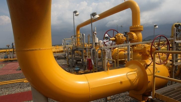Vaca Muerta no alcanza y la industria paga el precio de la demora en obras clave