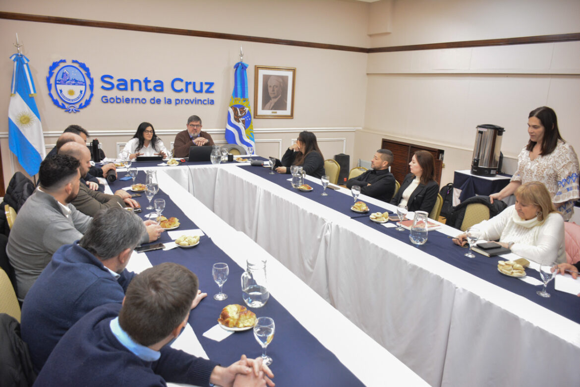 Diálogo Abierto en Santa Cruz: El Gobierno Provincial Busca Consensos para Sostener el Sistema Previsional ante la Complejidad Económica