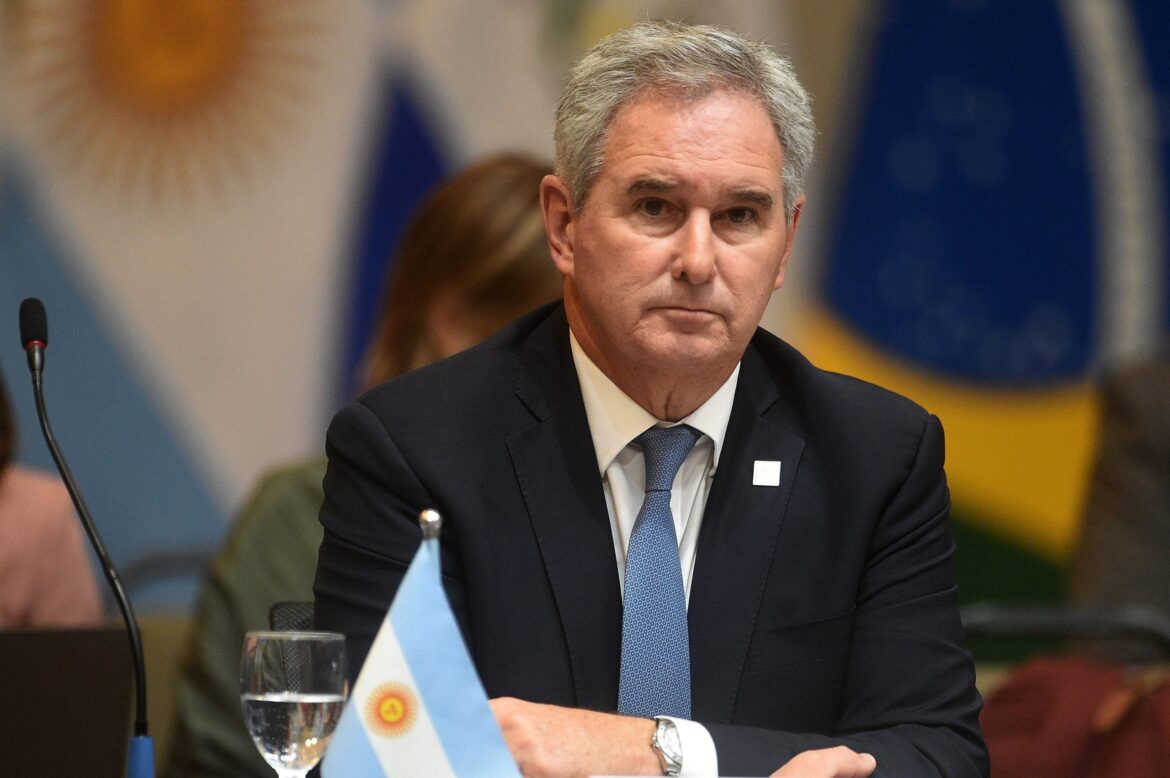 Repudio tardío: el Gobierno formalizó su protesta ante el Reino Unido por el cruce de un buque de guerra en aguas jurisdiccionales argentinas