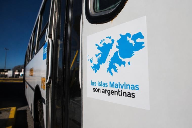 LA POLÉMICA POR LA ELIMINACIÓN DE LOS DISTINTIVOS ALUSIVOS A MALVINAS EN EL TRANSPORTE PÚBLICO DESATA UNA OLA DE RECHAZO Y OBLIGA AL GOBIERNO A SALIR AL CRUCE