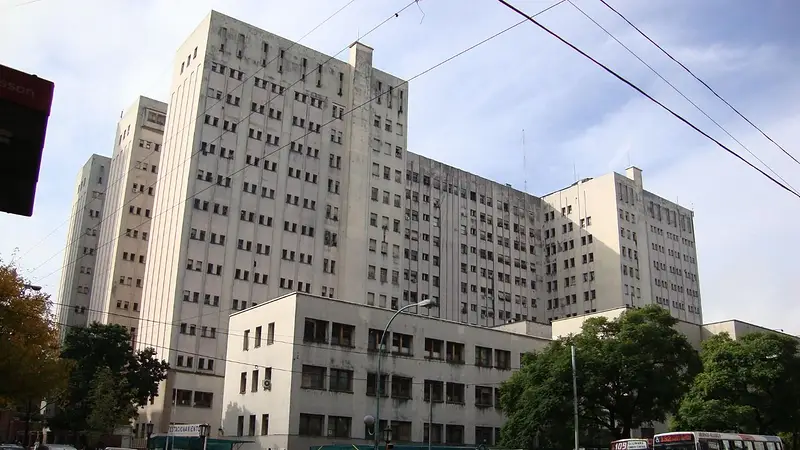 El Gobierno nacional reglamenta el arancelamiento sanitario para extranjeros no residentes y restringe la gratuidad hospitalaria a las urgencias vitales
