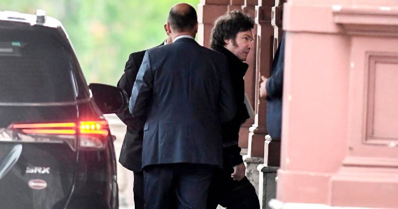 Milei rompe el silencio: regresa a la Casa Rosada tras un mes de reclusión y fuertes rumores sobre su salud y poder interno