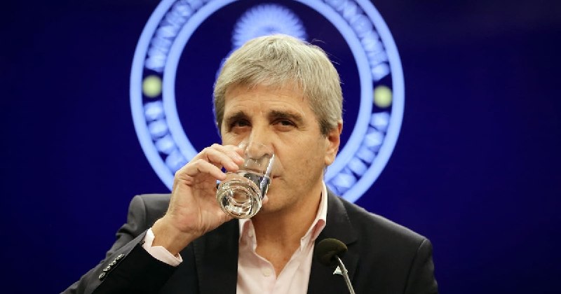 El Gobierno profundiza su embestida contra la prensa: Caputo propone castigos y Milei suma insultos sin precedentes