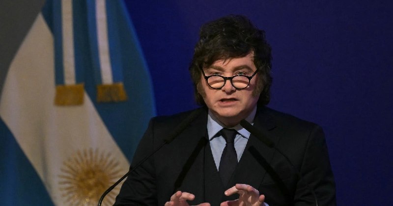 La partitura gastada del Presidente: entre el encierro en Olivos y el ataque a los feminismos, Milei busca un chivo expiatorio para esconder el descalabro económico