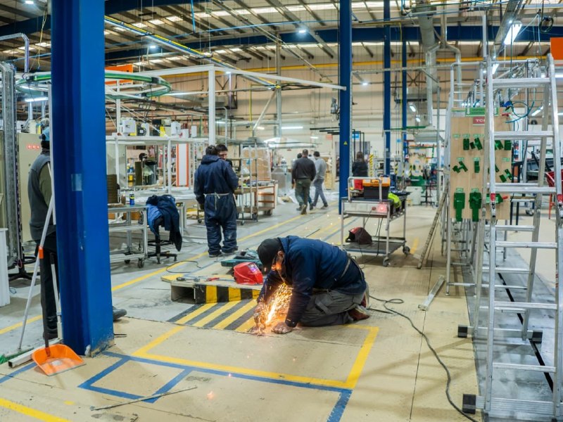 EL GOBIERNO RECORRIÓ JUNTO A TRABAJADORES DE AIRES DEL SUR LA PLANTA QUE SE PREPARA PARA RETOMAR LA PRODUCCIÓN