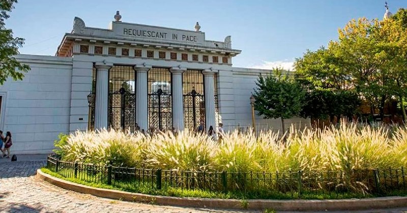 El Cementerio de la Recoleta y la polémica conversión de una bóveda en un local comercial