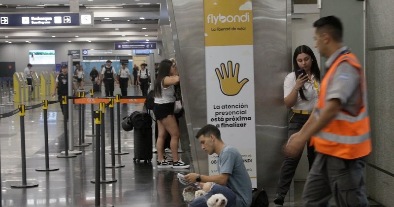 El horizonte de Flybondi se oscurece: sin vuelos, sin sitio web y con más de 700 despidos, la aerolínea low cost atraviesa su peor tormenta
