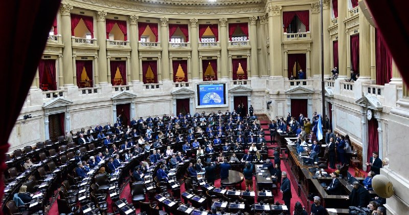El sueño electoral de Milei naufraga en el Congreso: la eliminación de las PASO queda en un limbo mientras el Gobierno se desangra en internas y el peronismo se une para bloquear la reforma