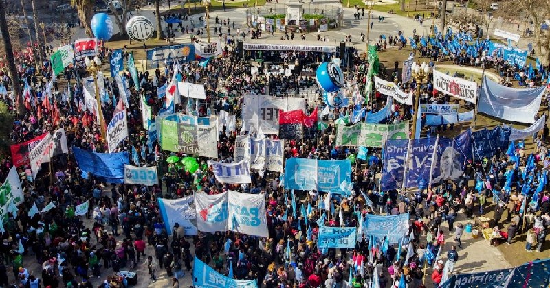 Multitudinaria movilización de deudores y PyMES converge sobre el Palacio de Hacienda en una jornada de reclamos sin precedentes