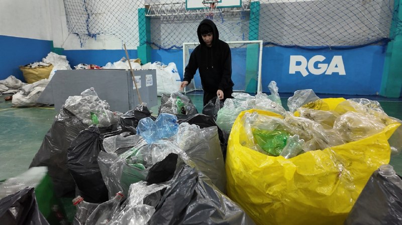 RECICLÁ Y GANÁ: LOS ESTUDIANTES RECOLECTARON MÁS DE 4.000 KILOS DE BOTELLAS PET EN LA PRIMERA JORNADA