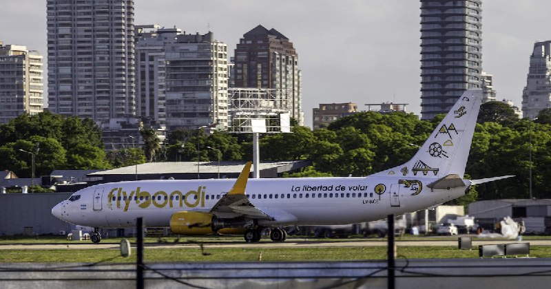 La sombra del impago: más de 700 exempleados de Flybondi elevan su reclamo judicial ante la falta de compensaciones y la inacción del ente regulador