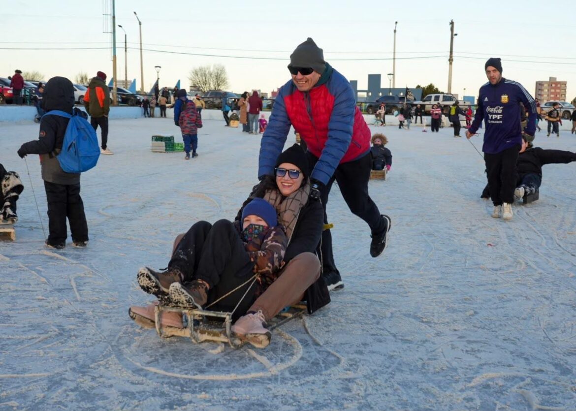 «INVIERNO ACTIVO»: LA PISTA DE PATINAJE REUNIÓ A CIENTOS DE FAMILIAS DURANTE EL RECESO INVERNAL