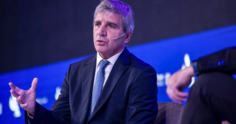 El Tesoro Nacional Desvía Fondos Viales: Caputo Enfrenta un Frente Judicial y Político por el Uso Irregular del Dinero del Asfalto