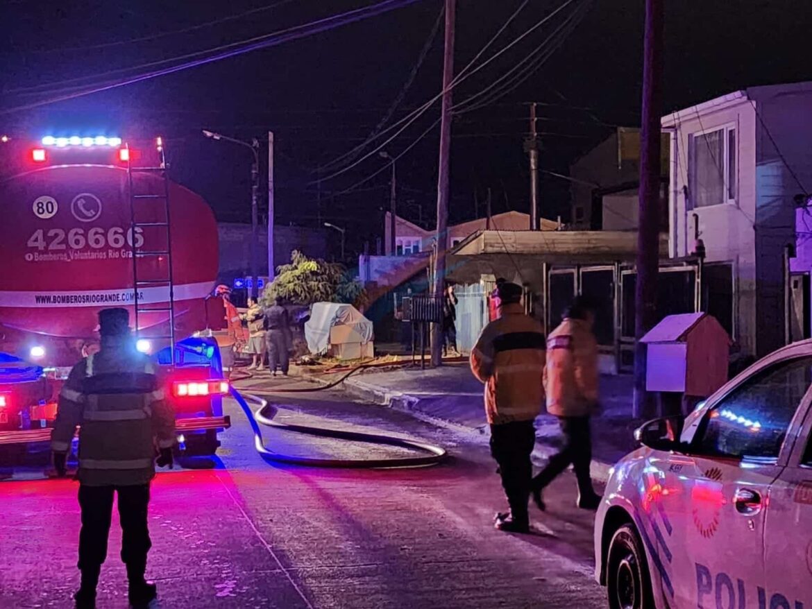 Tragedia en el Pasaje Rivarola: El fuego arrasa una vivienda, deja una mujer sin vida y una joven con graves quemaduras