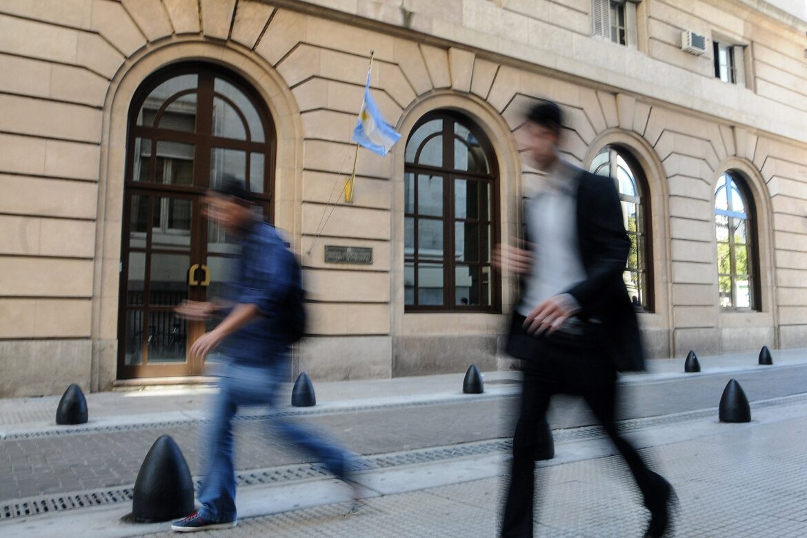 La SIDE y el Muro de la Opacidad: Un Juez Ordena Abrir los Archivos de la Dictadura, pero el Gobierno Insiste en el Secretismo