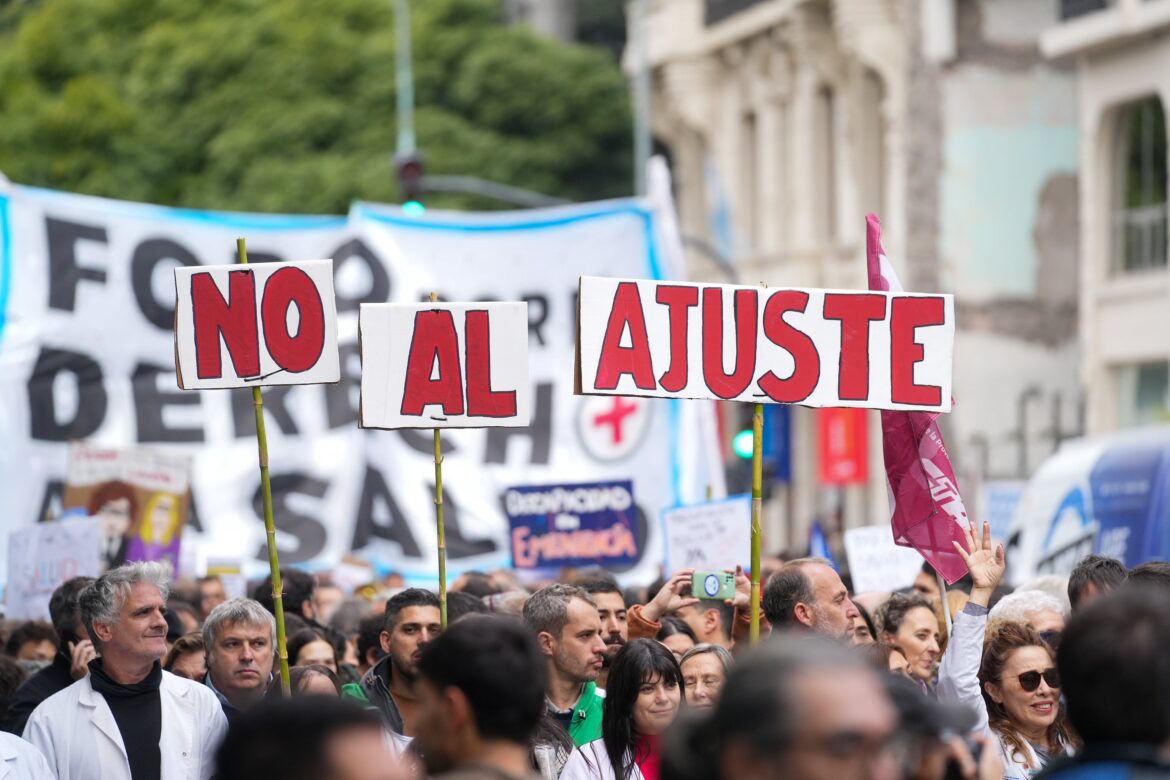 La Plaza se Viste de Resistencia: Jubilados, Estudiantes, Pymes y la Marea de los Endeudados Convergen en una Jornada de Ahogo Social