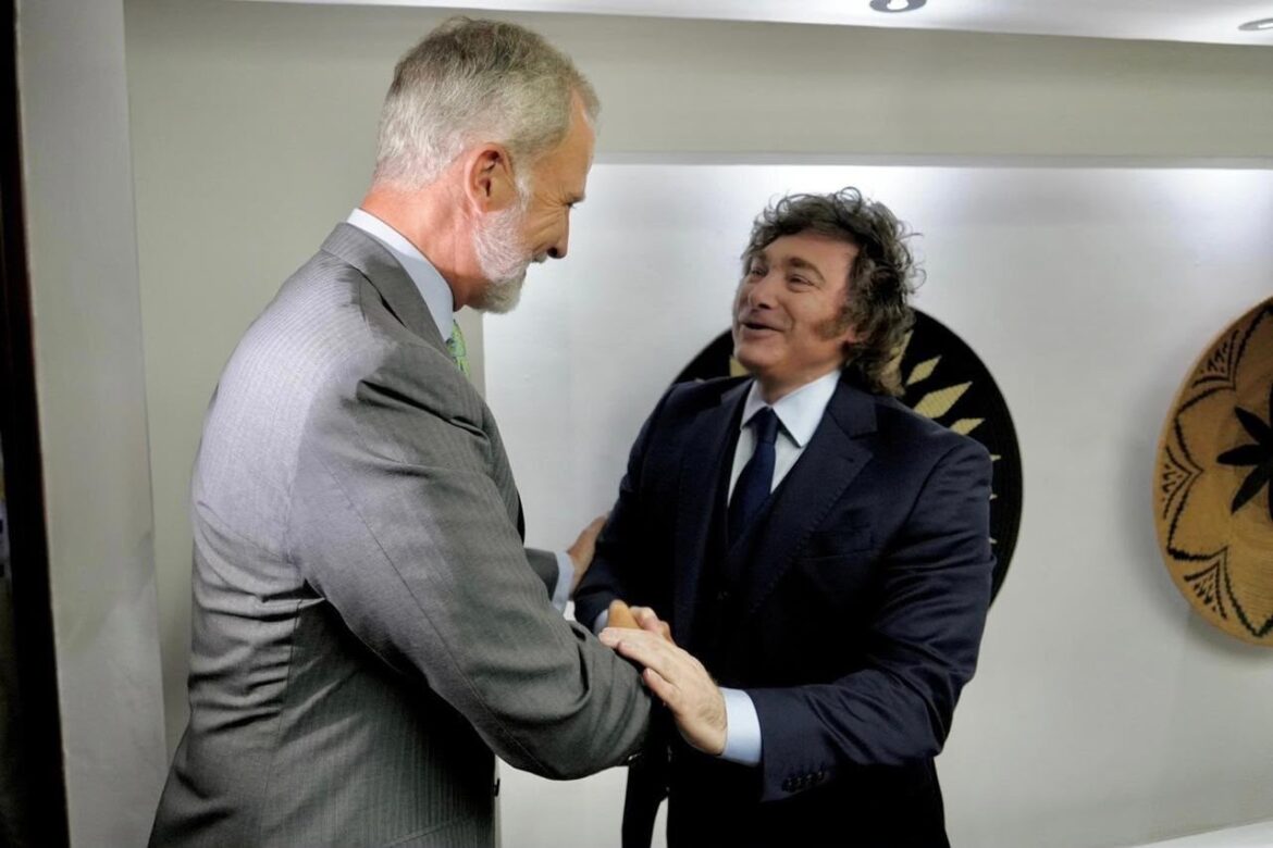 La reverencia de Milei ante el Rey Felipe VI desata una ola de críticas en su gira por Colombia