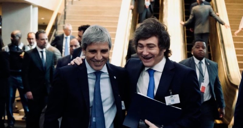 El laberinto financiero de «Toto» Caputo: desvíos millonarios que salpican a las obras hídricas, ferroviarias y de vivienda