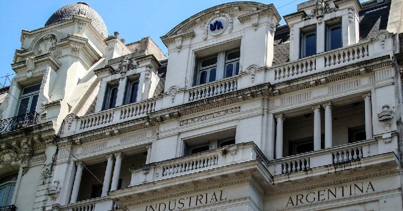 El insulto como política: Caputo tilda de «tarados» a los industriales y profundiza la grieta en medio de una crisis fabril sin precedentes