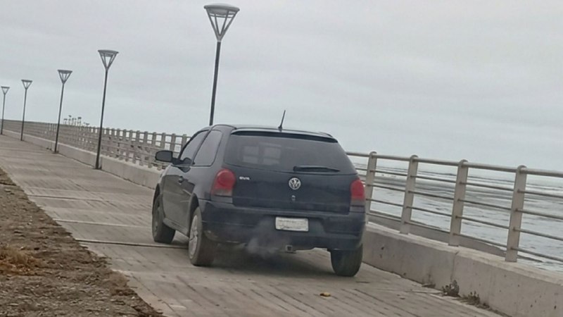 EL MUNICIPIO INTERVINO ANTE EL ARROJO DE ESCOMBROS Y LA CIRCULACIÓN DE UN VEHÍCULO POR UNA VÍA PEATONAL EN LA COSTANERA
