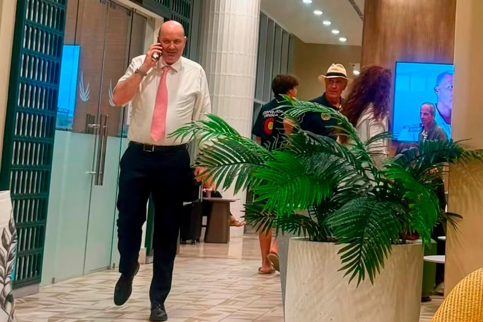 LA AUSENCIA QUE ESTRECHÓ EL CERCO: STURZENEGGER Y SU VIAJE A REPÚBLICA DOMINICANA EN MEDIO DEL FRACASO LEGISLATIVO OFICIALISTA