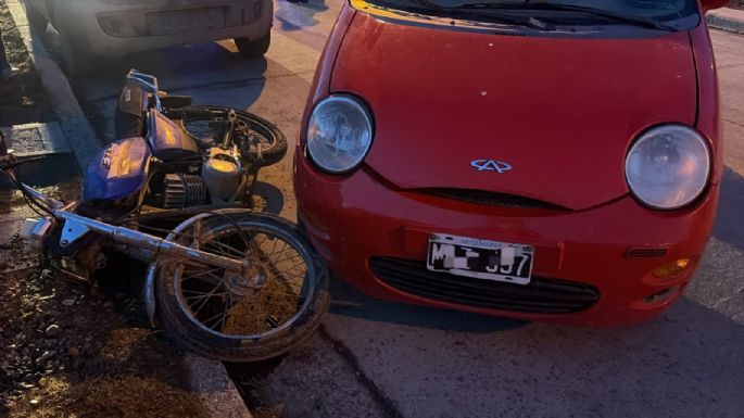 Violento accidente en el sur de la ciudad: un joven motociclista resultó lesionado tras embestir contra un vehículo menor