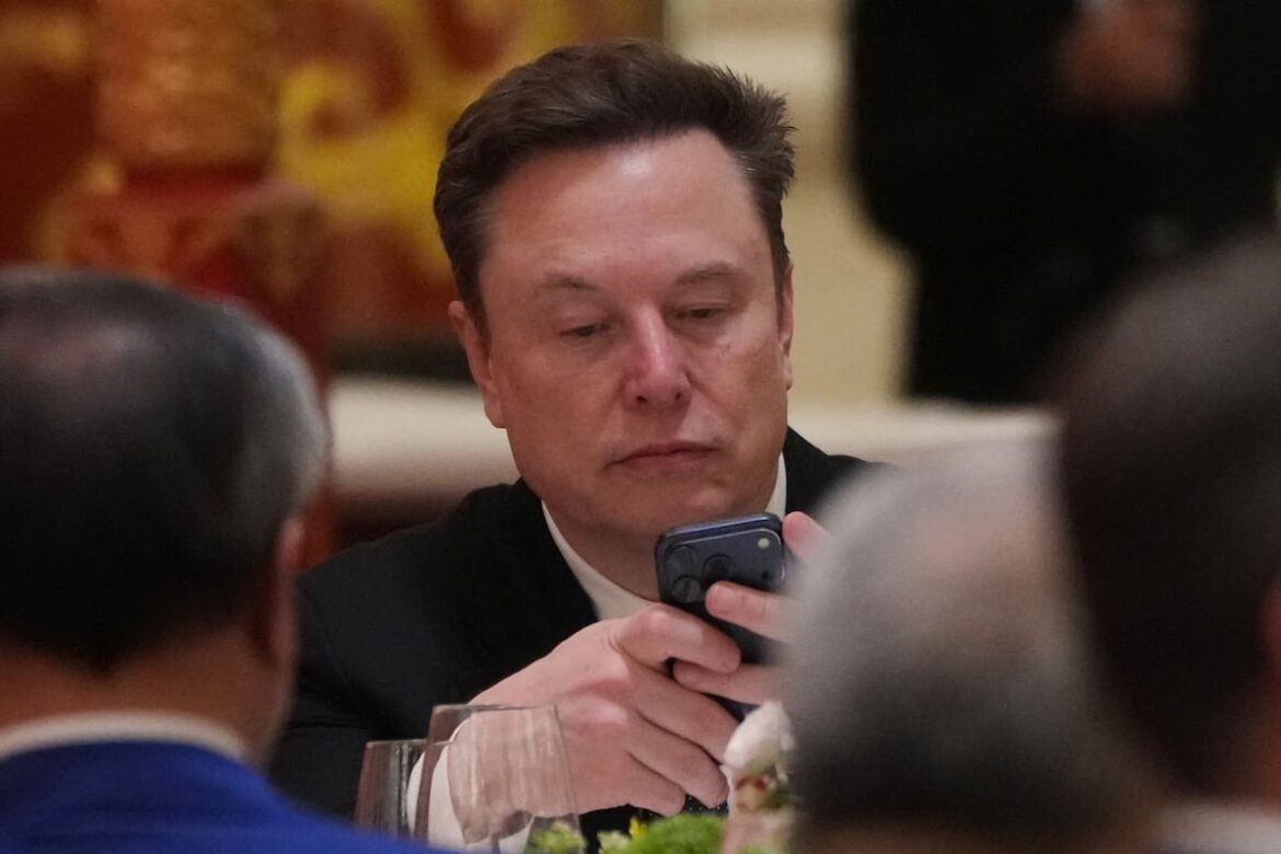 El fin de la era táctil: Elon Musk pronostica la obsolescencia del teléfono inteligente para 2030