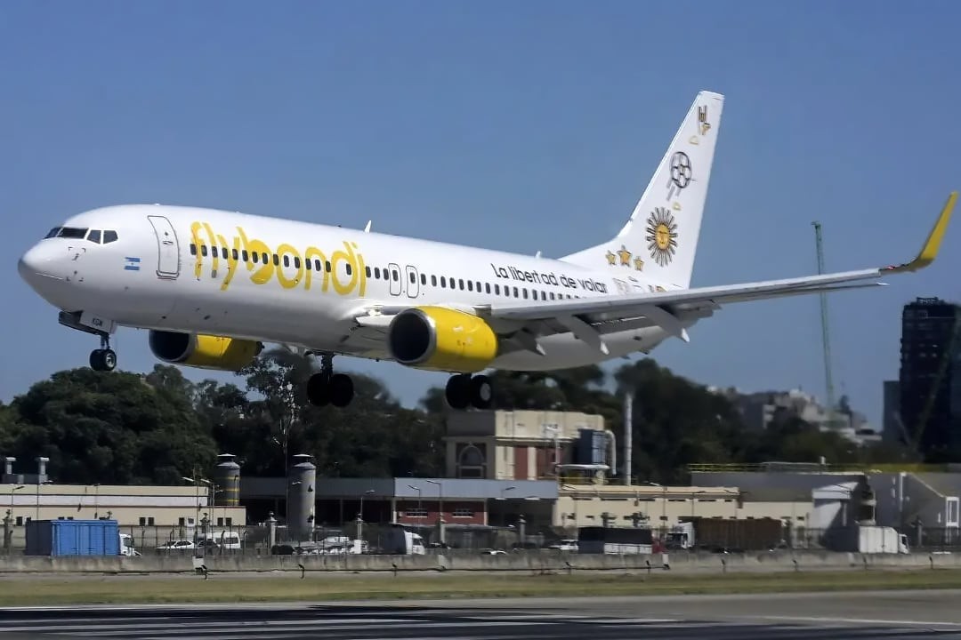 El espejismo de la «libertad de volar»: Flybondi acumula deudas millonarias, cesantías masivas y un embargo judicial que expone su crisis terminal