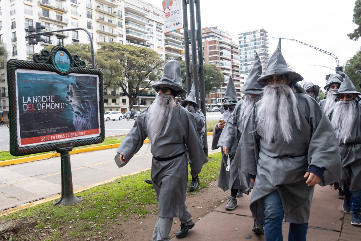 La sombra de Mordor en Palermo: un aquelarre de magos callejeros desafía al señor del espionaje global en su nueva fortaleza porteña