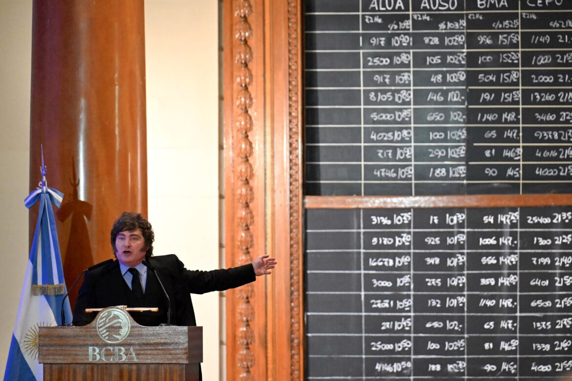 El desplome de la imagen presidencial enciende todas las alarmas en la Casa Rosada: caída libre del apoyo y riesgo de perforar el núcleo duro